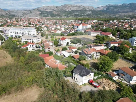 Pogled iz vazduha na naselje i okolne planine. - image 5