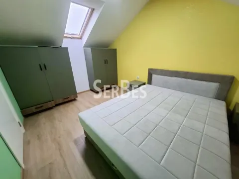 Potkrovna spavaća soba sa bračnim krevetom, plakarima i krovnim prozorom. - image 9