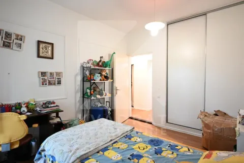 Dječja spavaća soba sa krevetom, radnim stolom i garderoberom. - image 7