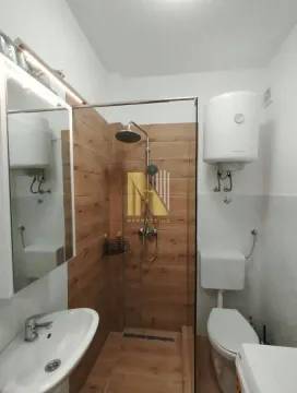 Kupatilo opremljeno tuš kabinom, umivaonikom, wc šoljom i bojlerom. - image 9