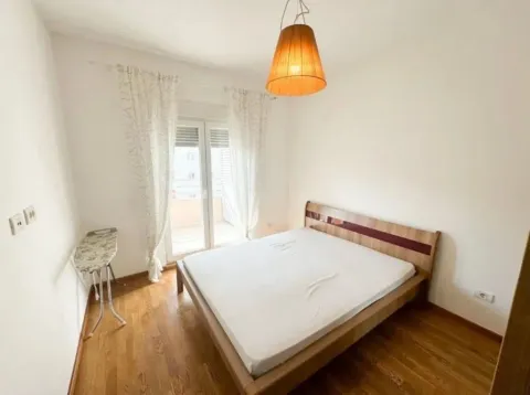 Svjetla spavaća soba sa bračnim krevetom, drvenim podom i izlazom na terasu. - image 5