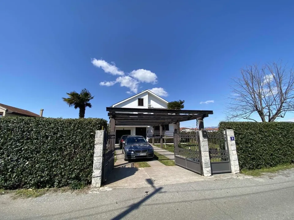 Izdavanje, kuća, 250m², Donja Gorica, Podgorica