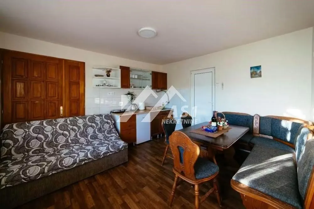 Smaller kitchen with a dining table and a sofa.
