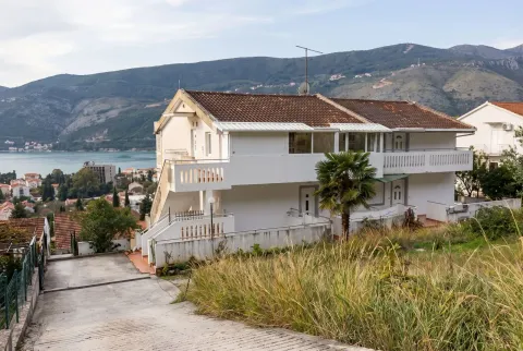 Pogled na eksterijer dvospratne kuće sa dvorištem i pogledom na more. - image 6