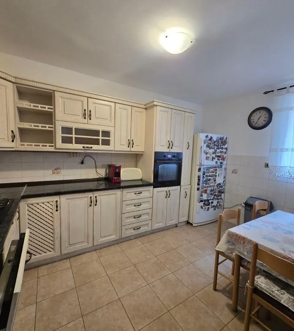 Izdavanje, dvosoban stan, 80m², Tivat, Crna Gora