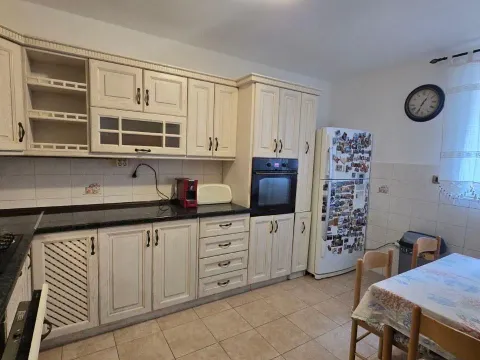 Rent, two bedroom apartment, 80m², Tivat, Crna Gora - image 9