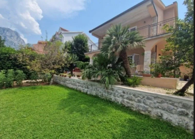 Izdavanje, kuća, 300m², Prčanj, Kotor