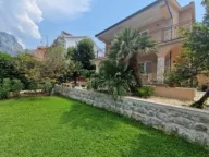 Izdavanje, kuća, 300m², Prčanj, Kotor - image 1