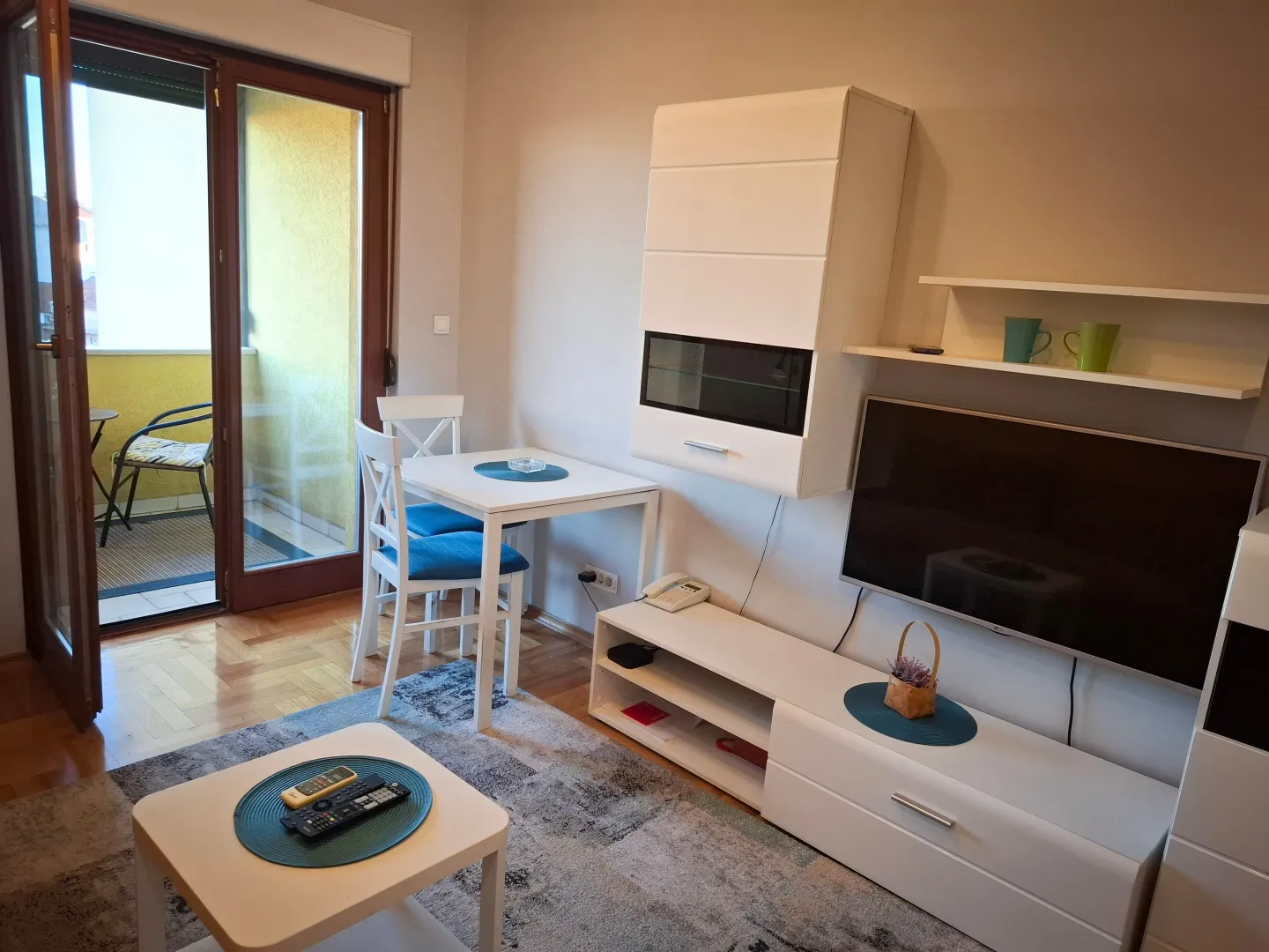 Living room with a dining table and access to the terrace.