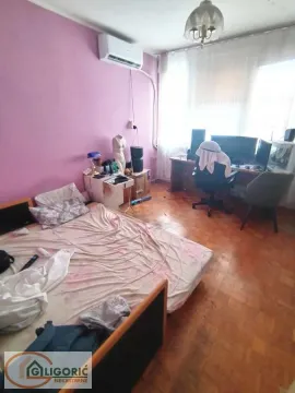Spavaća soba sa krevetom, radnim stolom i klima uređajem. - image 9