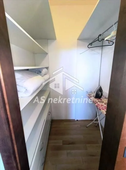 Izdavanje, četvorosoban stan, 120m², Senjak, Beograd
