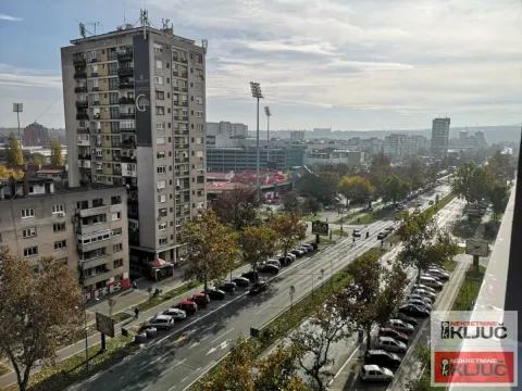 Pogled sa prozora na gradsku ulicu i okolne zgrade. - image 8
