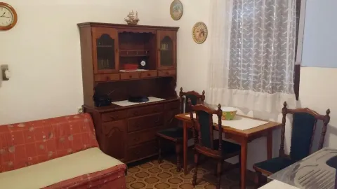 Trpezarijski kutak sa kaučem i klasičnim drvenim namještajem. - image 5