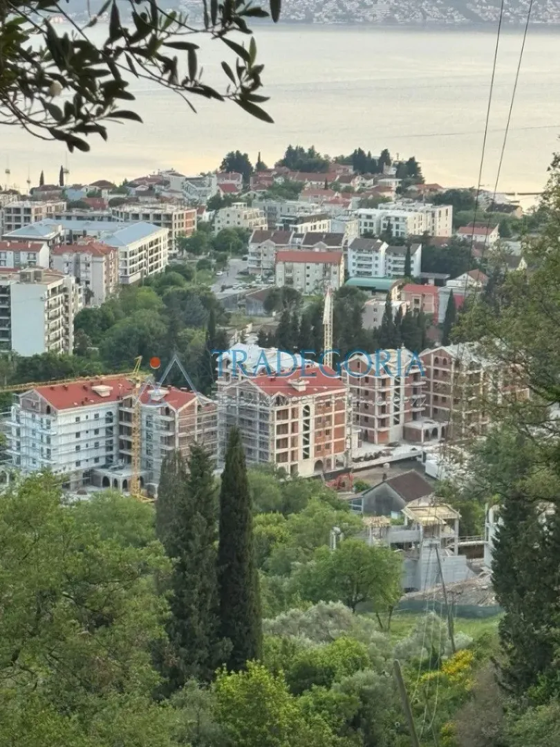Pogled na grad i more iz ptičije perspektive.