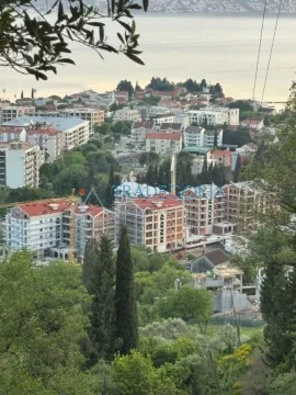 Pogled na grad i more iz ptičije perspektive. - image 11
