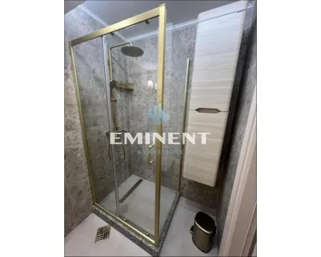 Kupatilo sa tuš kabinom i zlatnim detaljima. - image 11