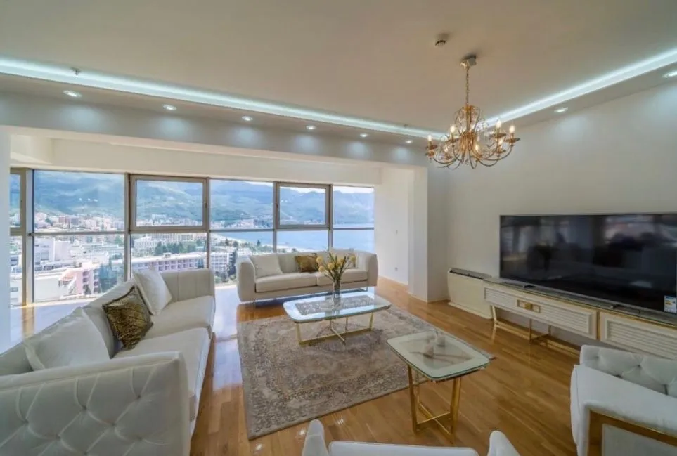 Izdavanje, trosoban stan, 150m², Dukley Gardens, Budva