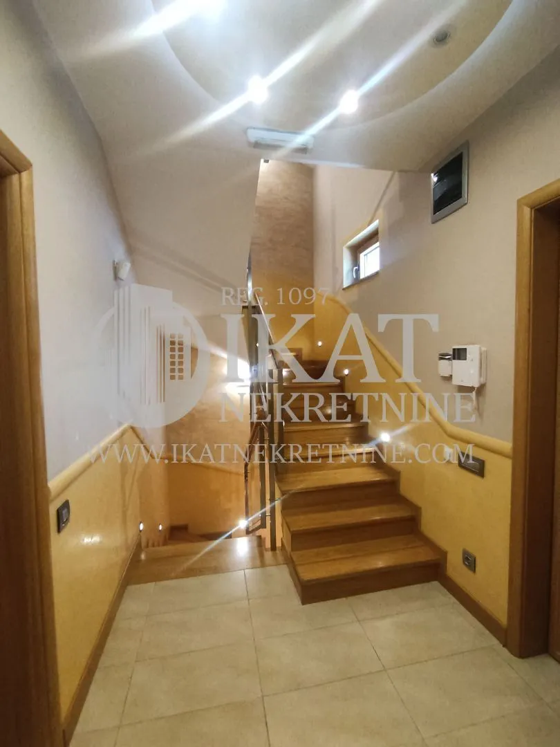 Izdavanje, kuća, 242m², Banovo Brdo, Beograd