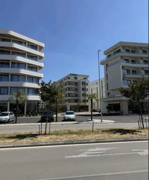 Moderne stambene zgrade sa uređenim dvorištem i parkingom. - image 8