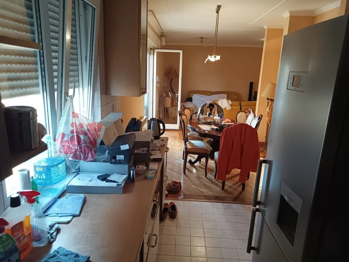 Pogled iz kuhinje ka trpezariji i dnevnom boravku.