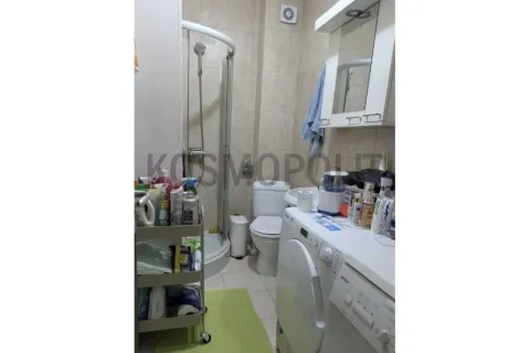 Kupatilo sa tuš kabinom, toaletom, umivaonikom i veš mašinom. - image 7