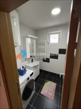 Kupatilo opremljeno sanitarijama, tuš kabinom i veš mašinom. - image 10