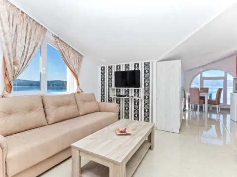 Rent, one bedroom apartment, 65m², Centar, Tivat