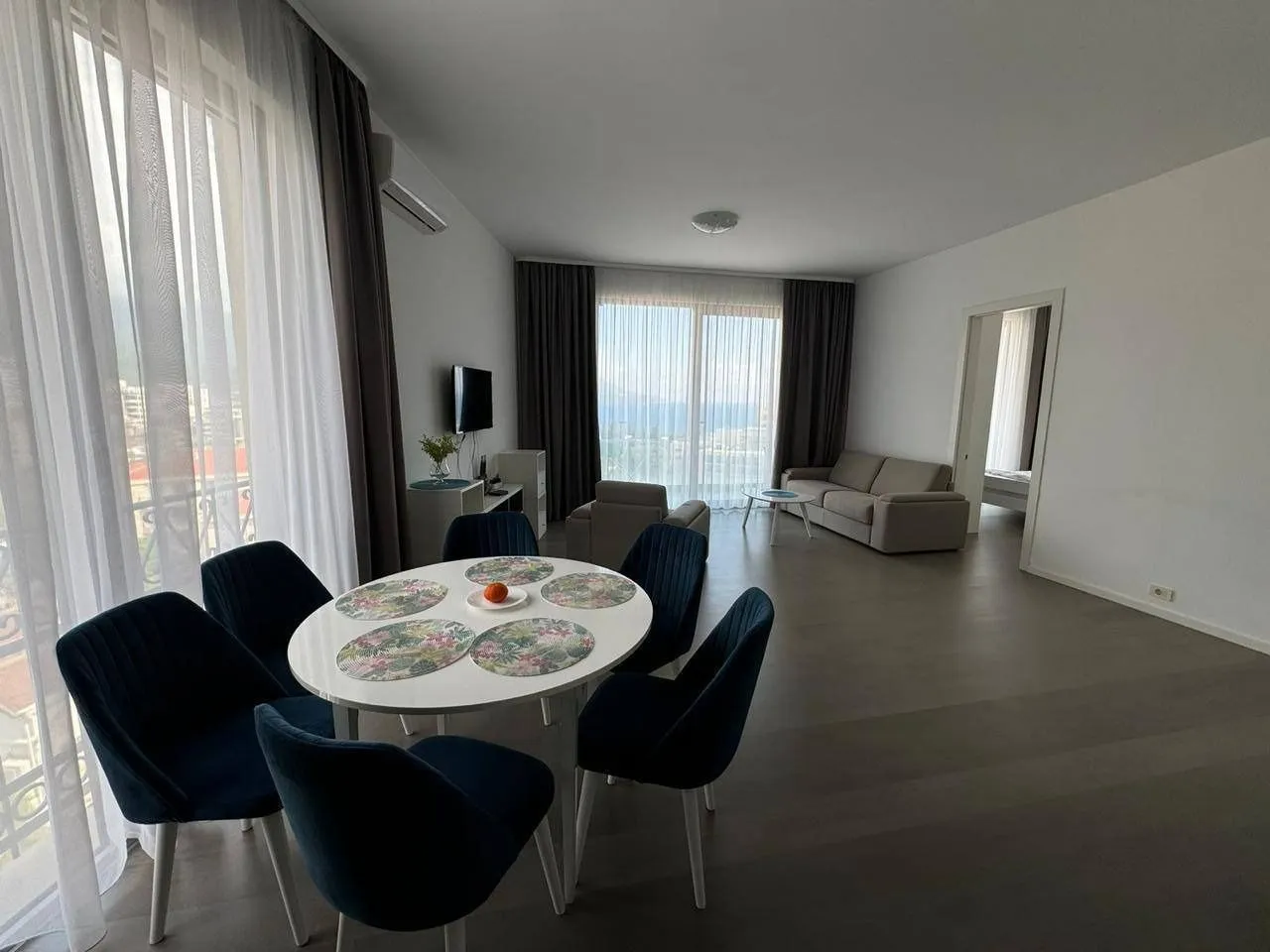 Izdavanje, dvosoban stan, 75m², Bečići, Budva