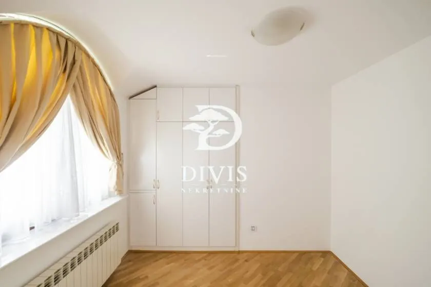 Izdavanje, kuća, 270m², Voždovac Sve Podlokacije, Beograd