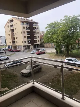 Pogled sa balkona na okolne zgrade i parking prostor. - image 5