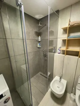 Savremeno opremljeno kupatilo sa tuš kabinom i sanitarijama. - image 8