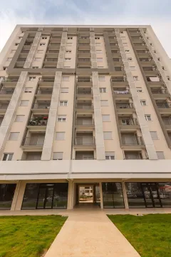 Spoljašnjost moderne višespratne stambene zgrade. - image 25