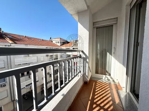 Natkriveni balkon sa pogledom na okolne zgrade i gradski pejzaž. - image 12
