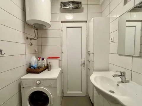 Kupatilo opremljeno umivaonikom, veš mašinom i bojlerom. - image 3
