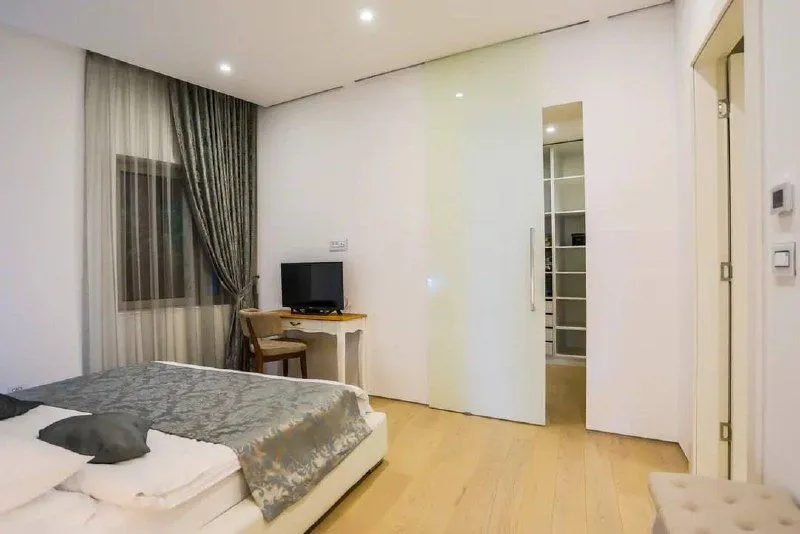 Rent, two bedroom apartment, 182m², Dukley Gardens, Budva