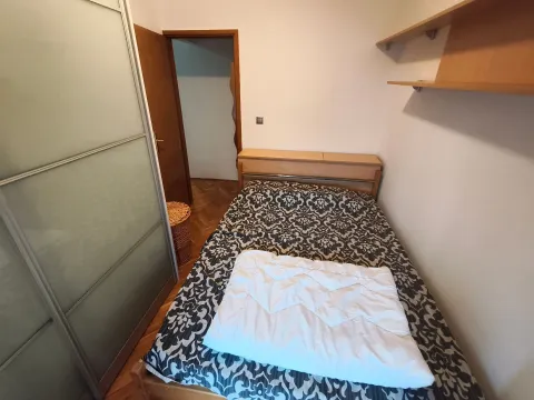 Manja spavaća soba sa krevetom, plakarom i zidnom policom. - image 7