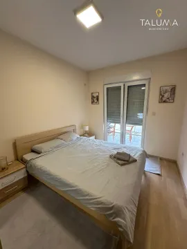 Spavaća soba sa bračnim krevetom, noćnim stočićima i izlazom na terasu. - image 6