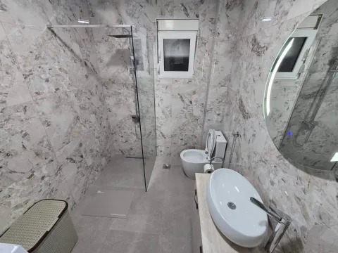 Moderno opremljeno kupatilo sa tuš kabinom, umivaonikom i WC šoljom. - image 13