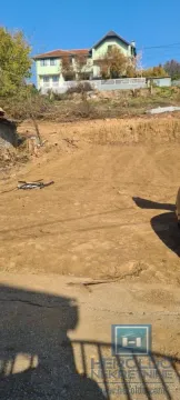 Zemljište ispred kuće sa pogledom na objekat. - image 3