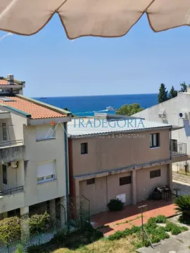 Pogled na more sa terase sa tendom. - image 10