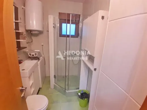 Kupatilo opremljeno tuš kabinom, umivaonikom, wc šoljom i bojlerom. - image 9