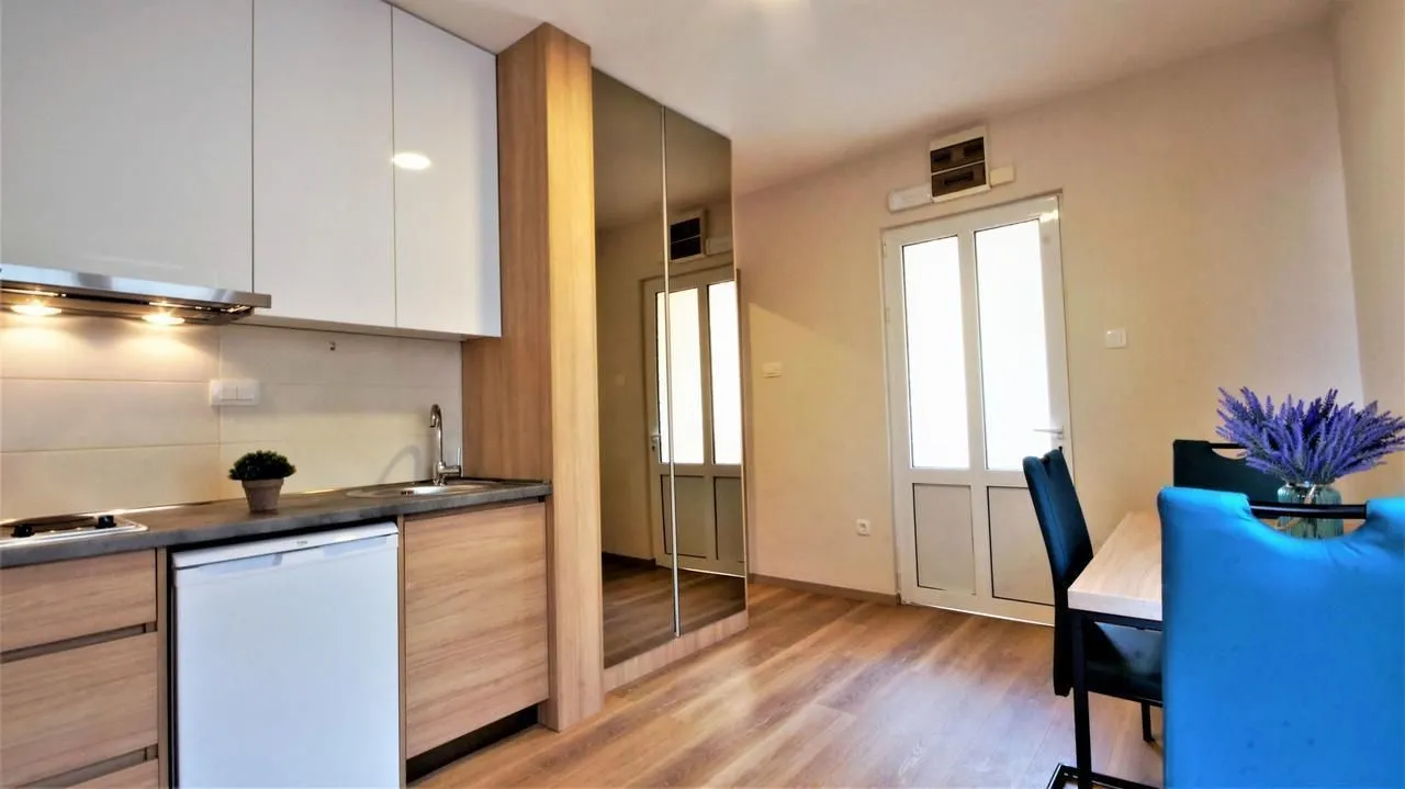 Izdavanje, garsonjera, 30m², Bečići, Budva