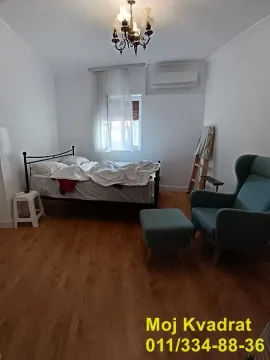 Spavaća soba sa krevetom, foteljom i klima uređajem. - image 5