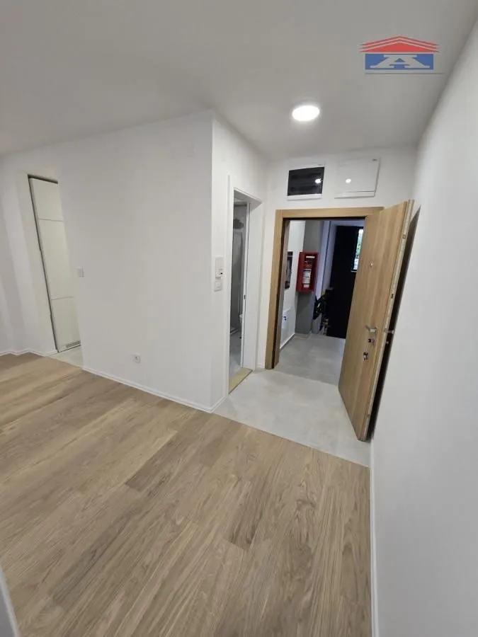 Izdavanje, dvosoban stan, 42m², Podbara, Novi Sad Sve Podlokacije