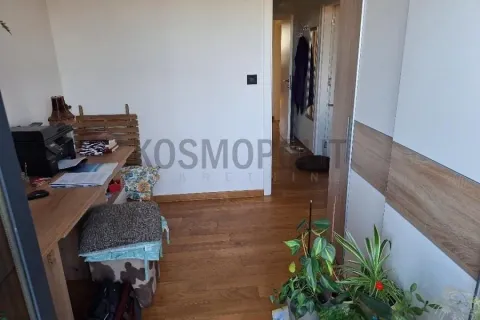 Manja spavaća soba sa radnim stolom, plakarom i drvenim podom. - image 11