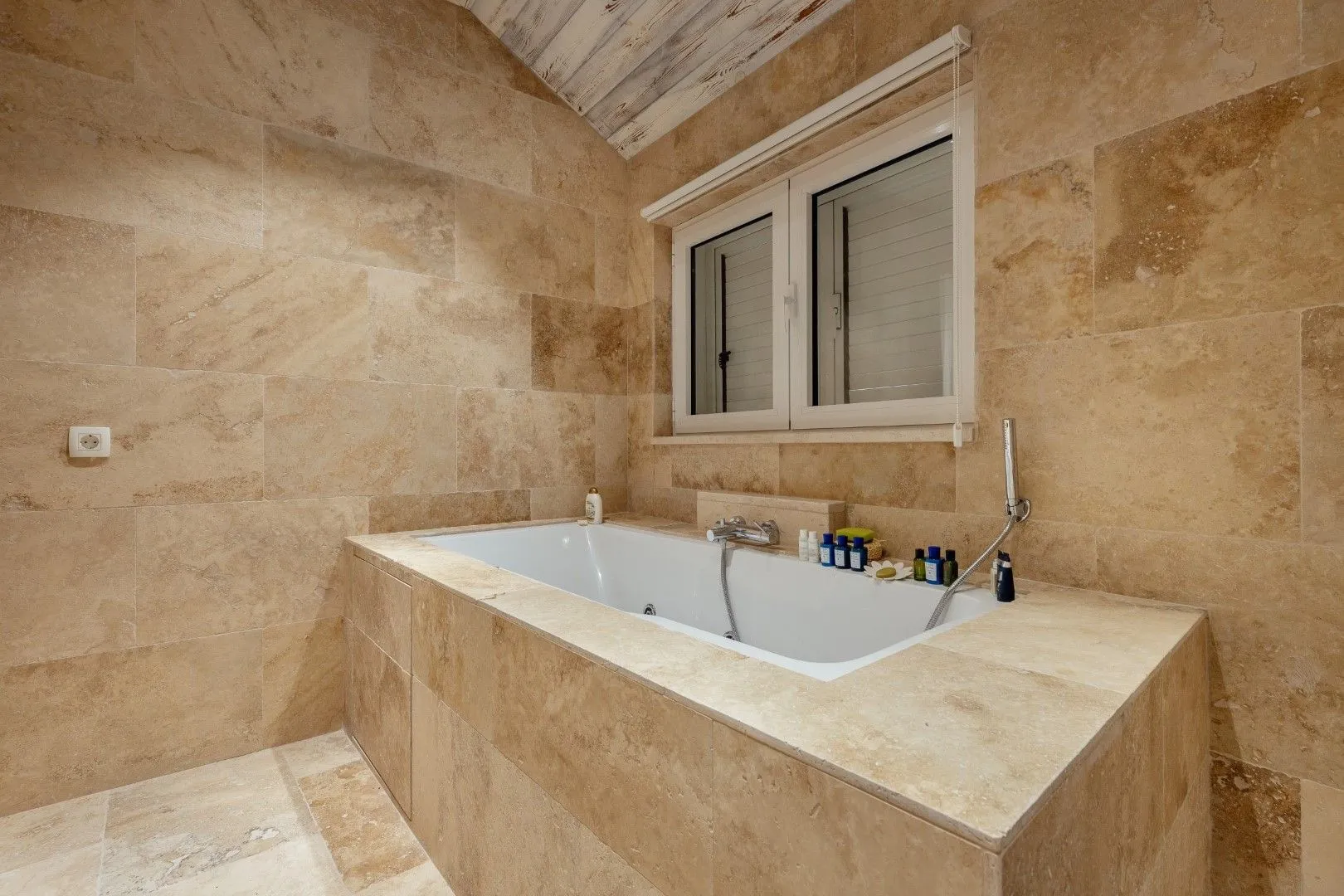 Sale, house, 380m², Ljuta, Kotor
