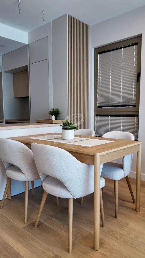 Izdavanje, trosoban stan, 73m², Savski Venac, Beograd