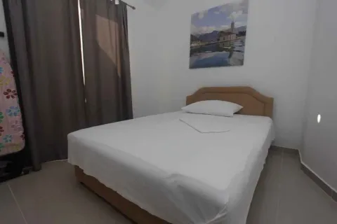 Jednostavna spavaća soba sa bračnim krevetom i slikom na zidu. - image 12