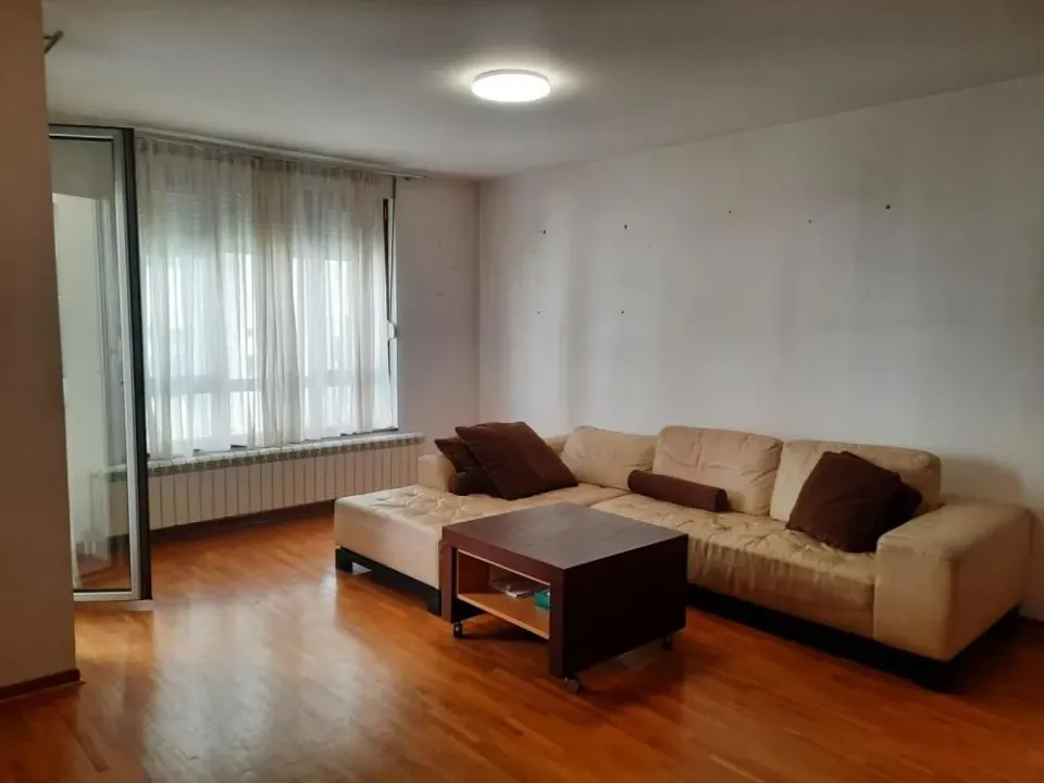 Izdavanje, trosoban stan, 76m², Đeram Pijaca, Beograd