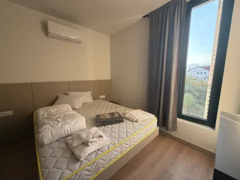 Manja spavaća soba sa bračnim krevetom, klima uređajem i prozorom sa pogledom. - image 13